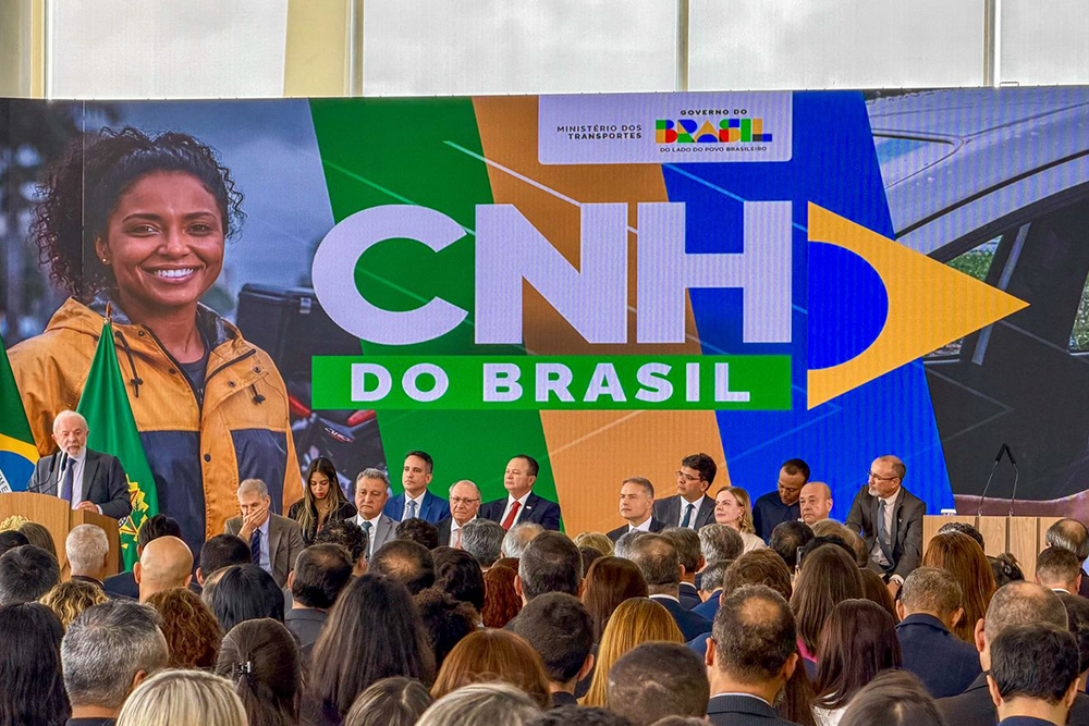 Banner CNH do Brasil com pessoa sorrindo e grupo ao fundo